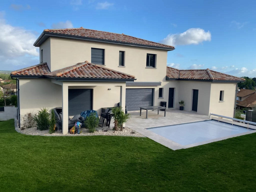 L'image nous montre une maison individuelle à étage réalisé par Tradibat Constructeur sur la commune de Chaponnay.